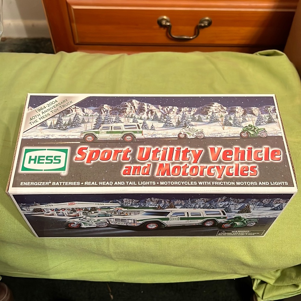 Hess 2004 40th anniversary toy truck UNOPENED